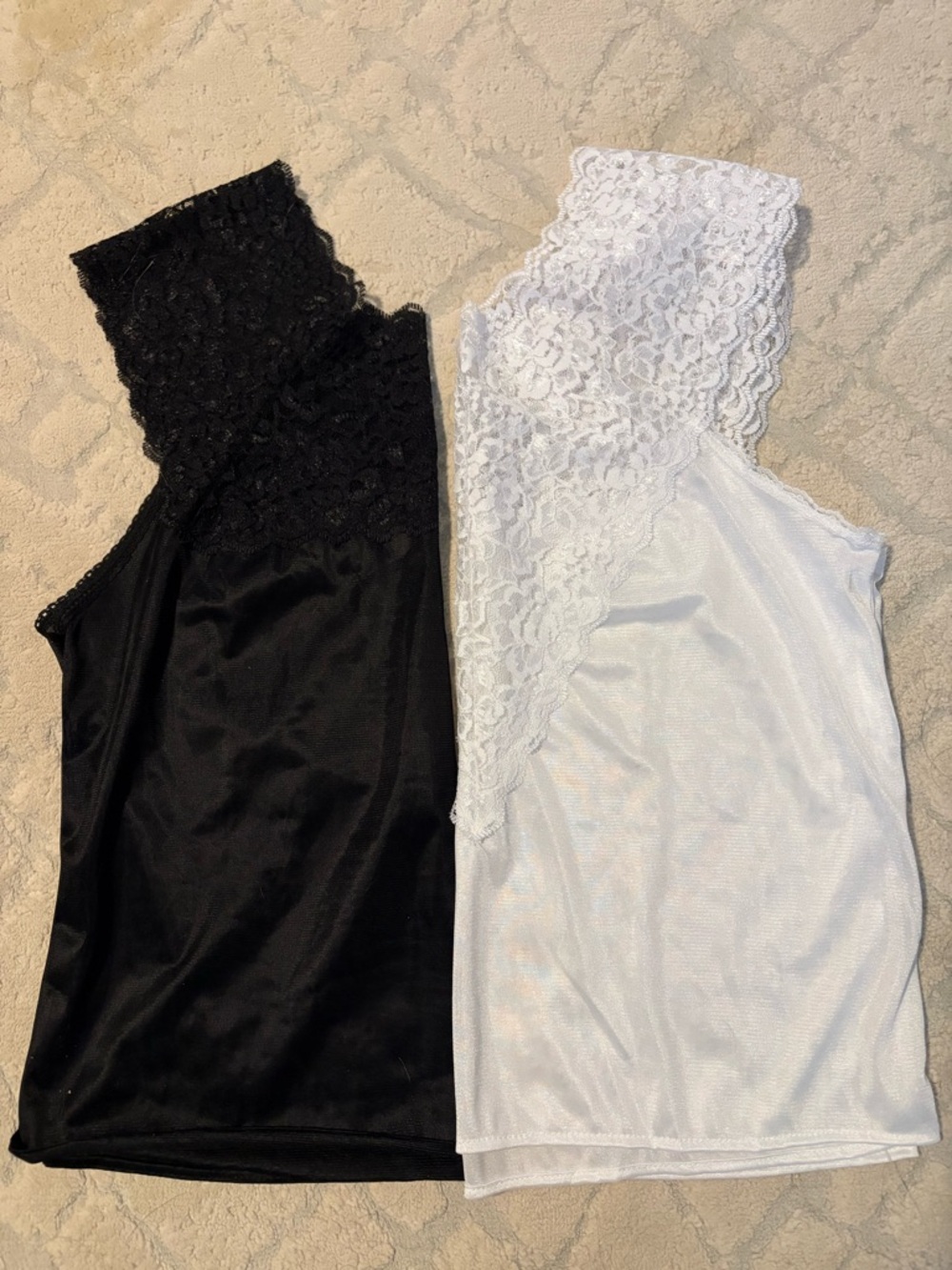 Set of 2 lace camisoles
